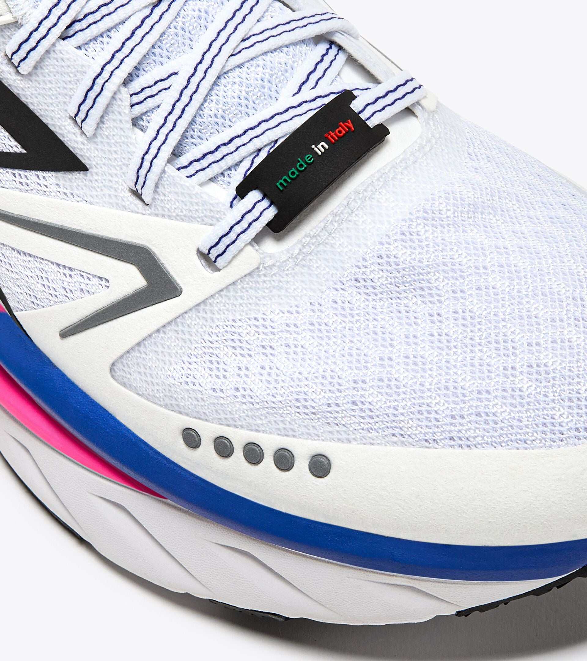 ATOMO V7000-2 running shoe, made in Italy, lightweight design with Anima technology.