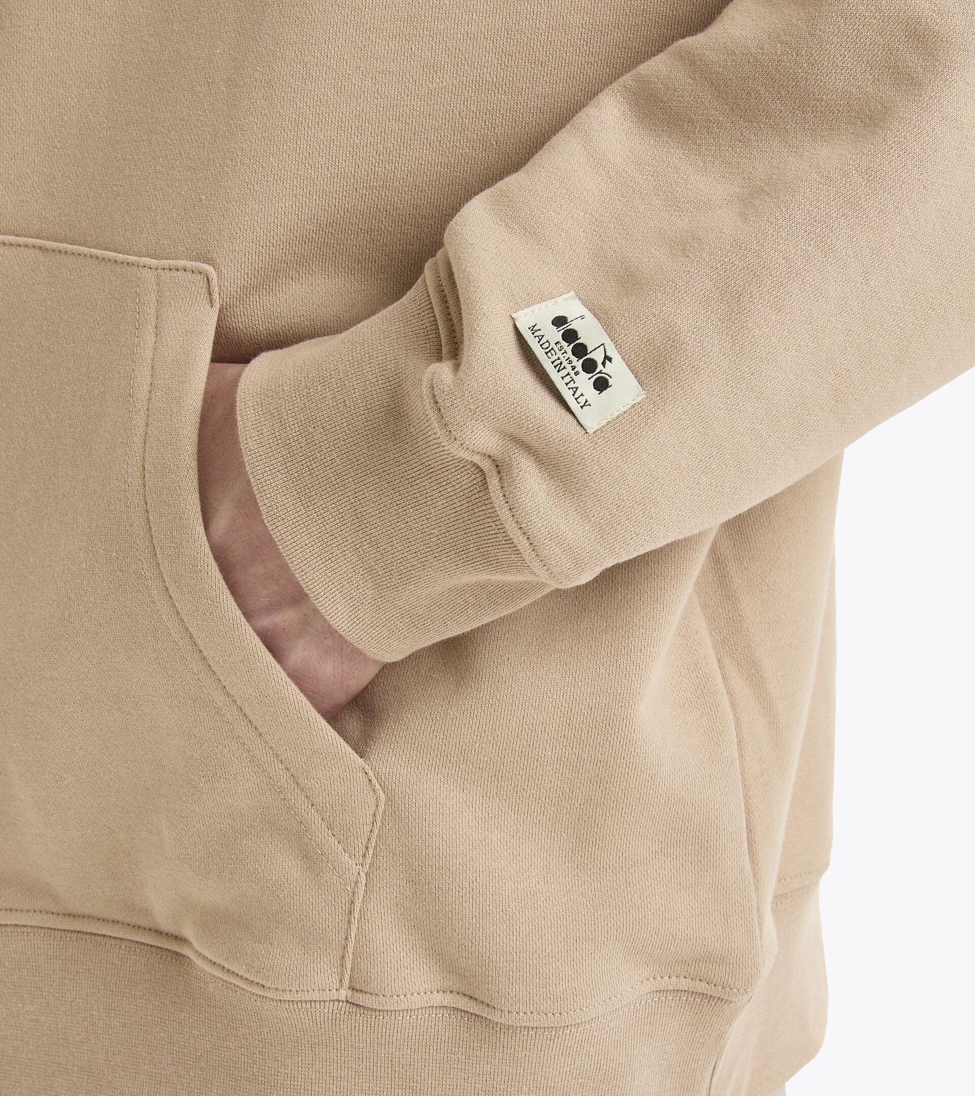 Gender-neutral beige hoodie with kangaroo pocket and jacquard label, made in Italy.