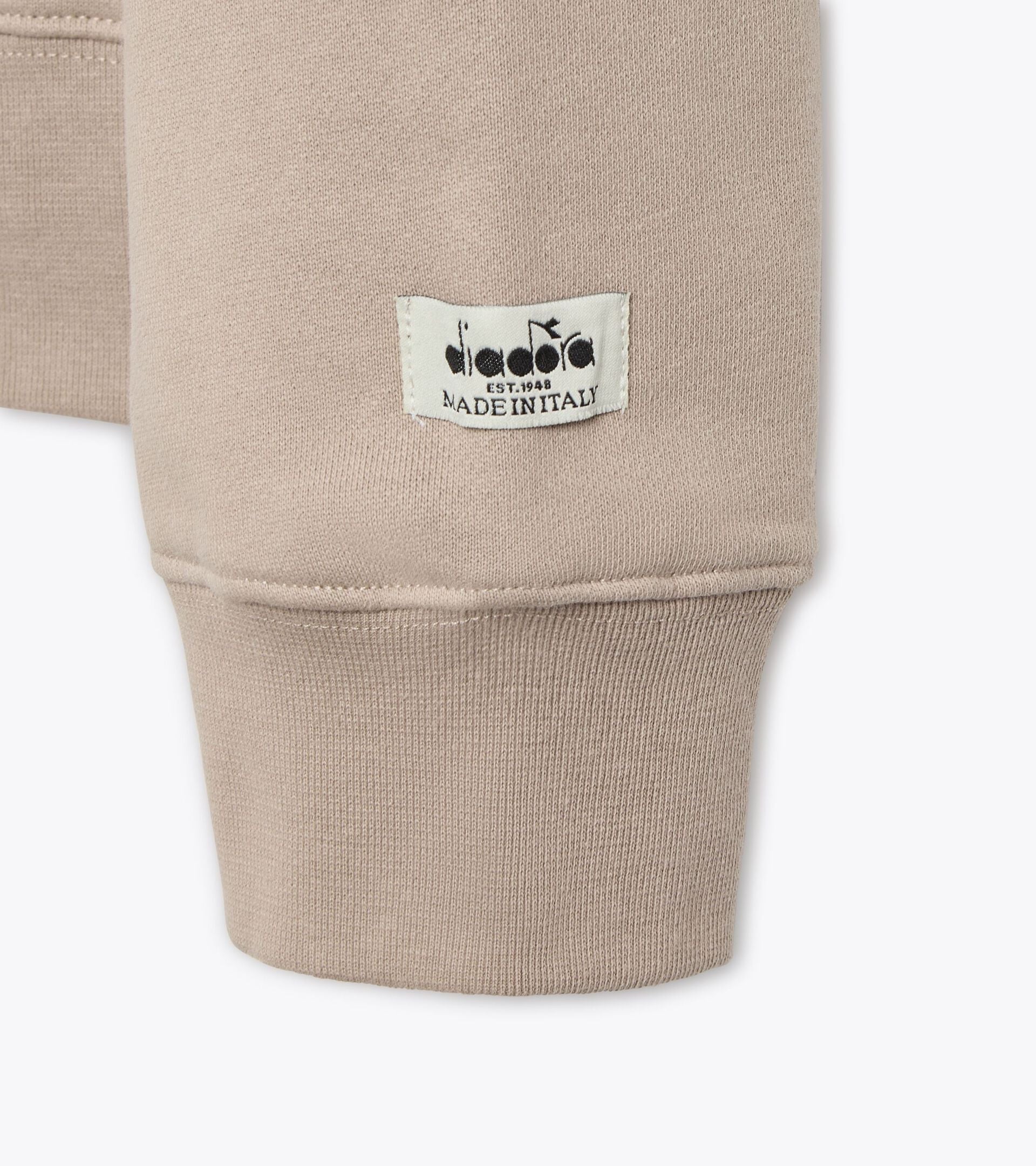 Gender-neutral Italian-made hoodie HZ Mill City with jacquard label on sleeve.