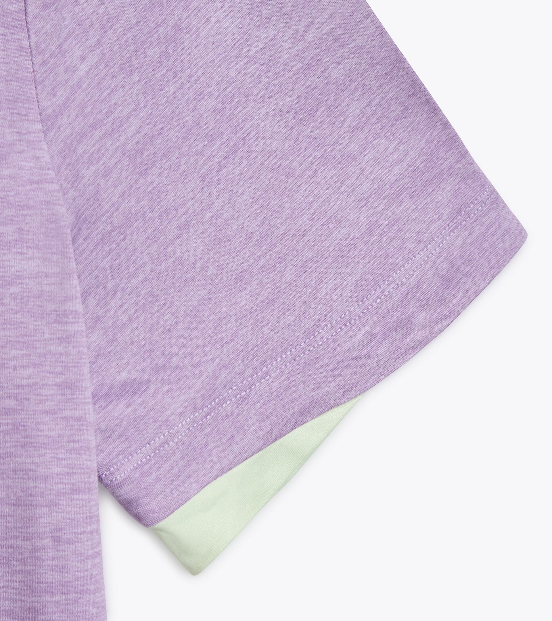 Short sleeve purple training T-shirt detail in polyester fabric.