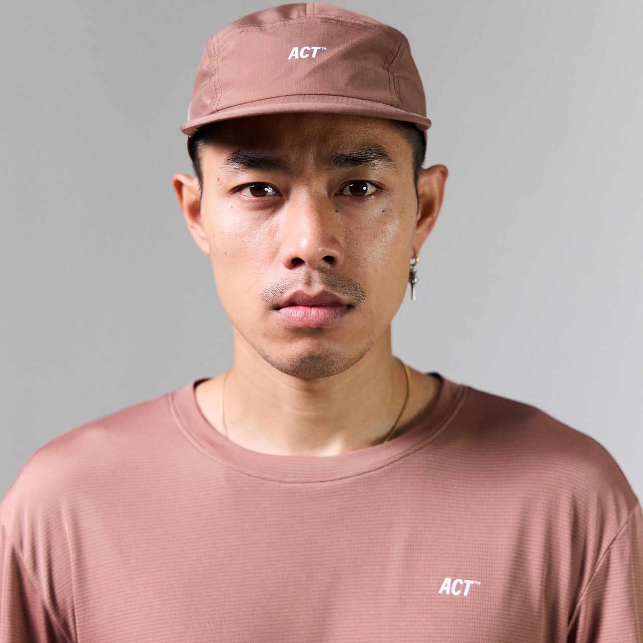 Terracotta running cap made from ultra-light, plant-based nylon, designed for performance.