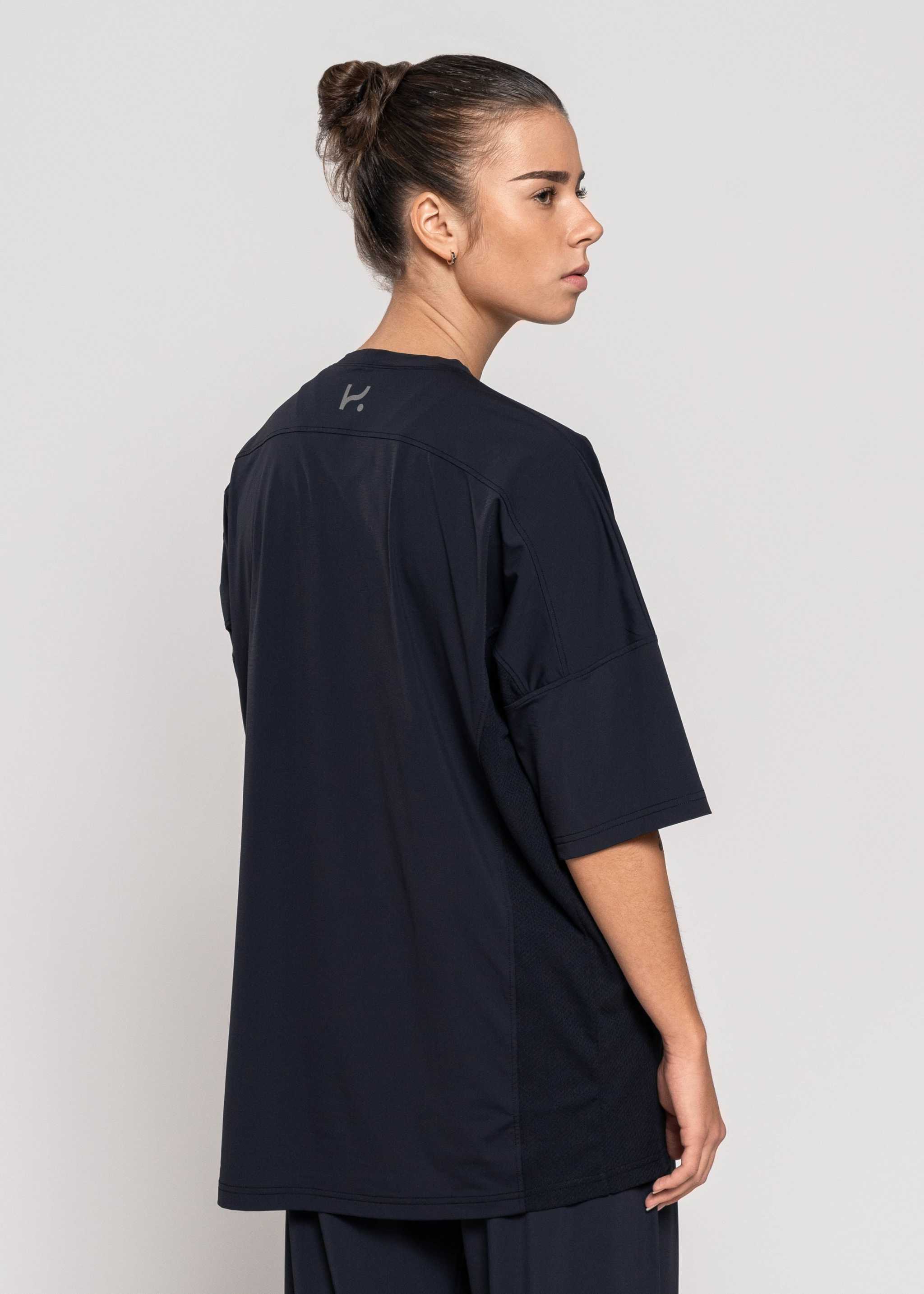 Women's Oversize Active 3/4 T-shirt for high-intensity training, lightweight and quick-drying.