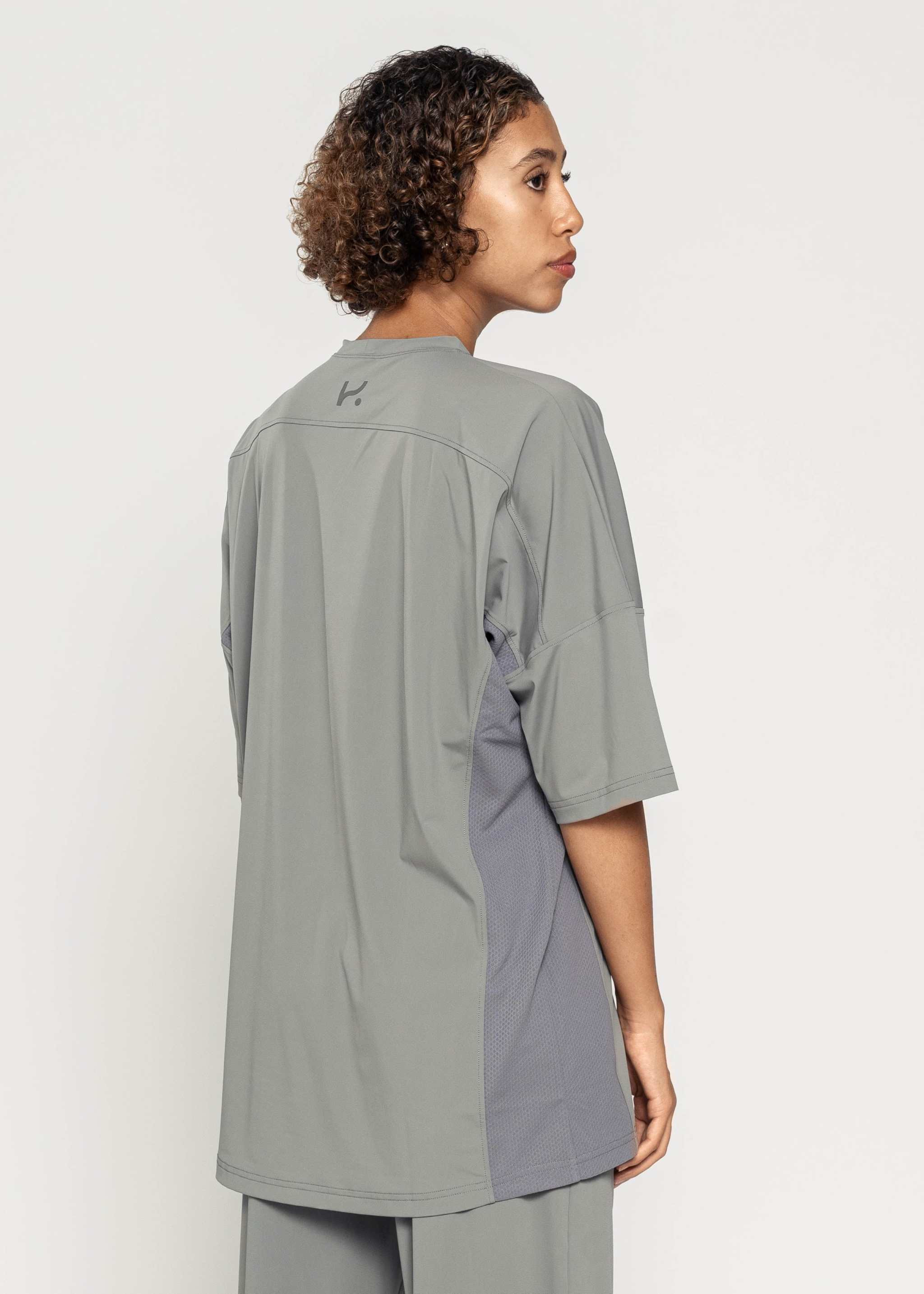 Women's Oversize Active 3/4 T-shirt for high-intensity training, lightweight and quick-drying.