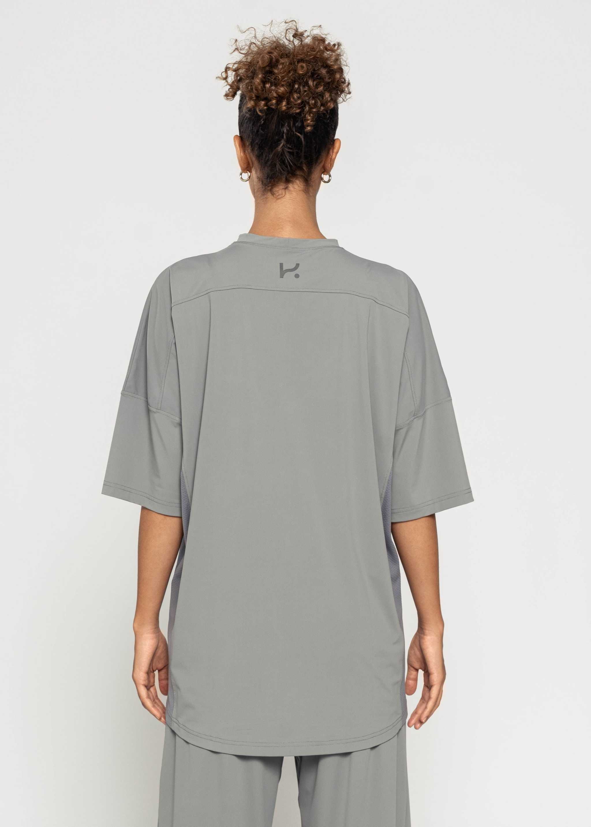 Women's Oversize Active 3/4 T-shirt for high-intensity training, lightweight and quick-drying.