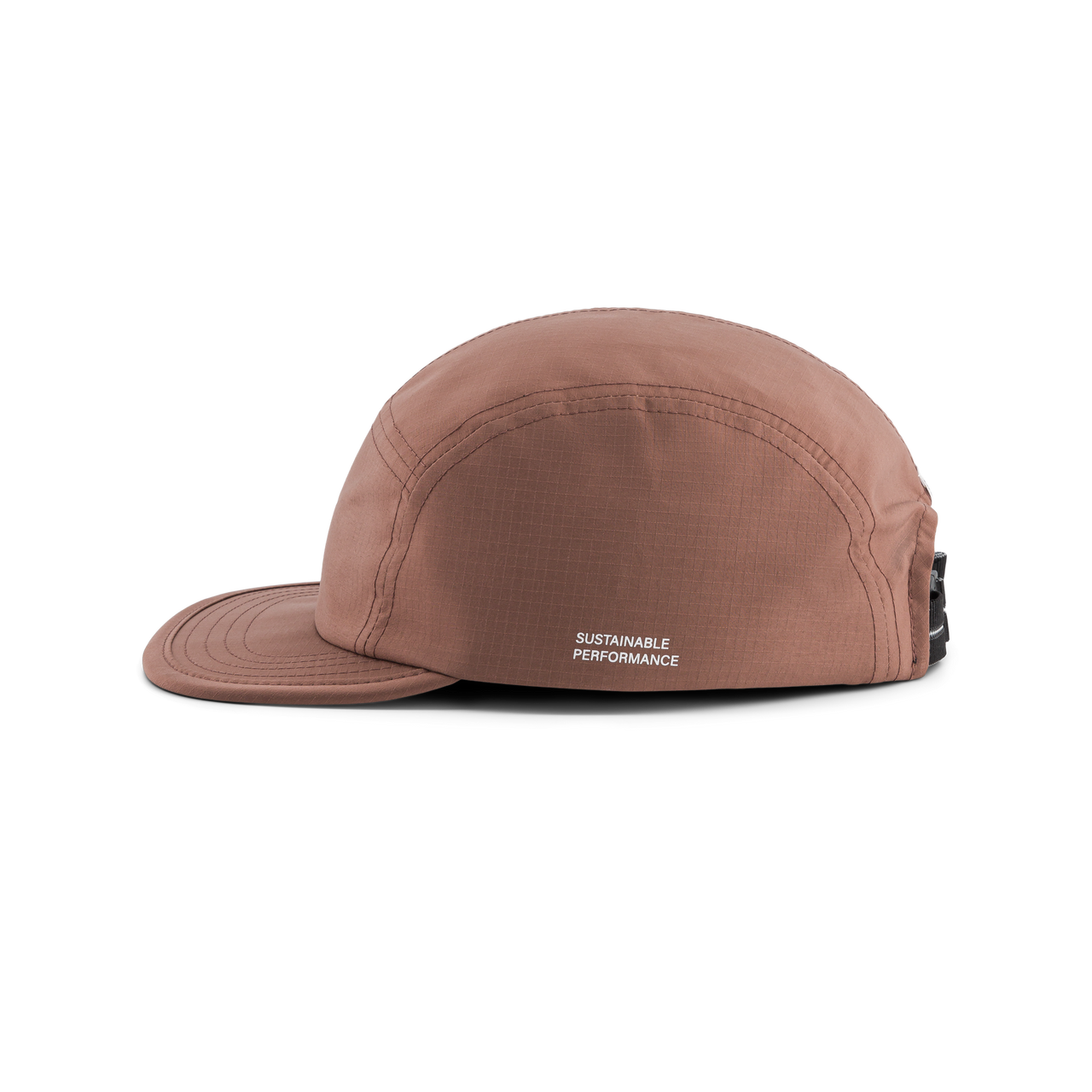 Terracotta running cap made from plant-based nylon, ultra-light and tear-proof.