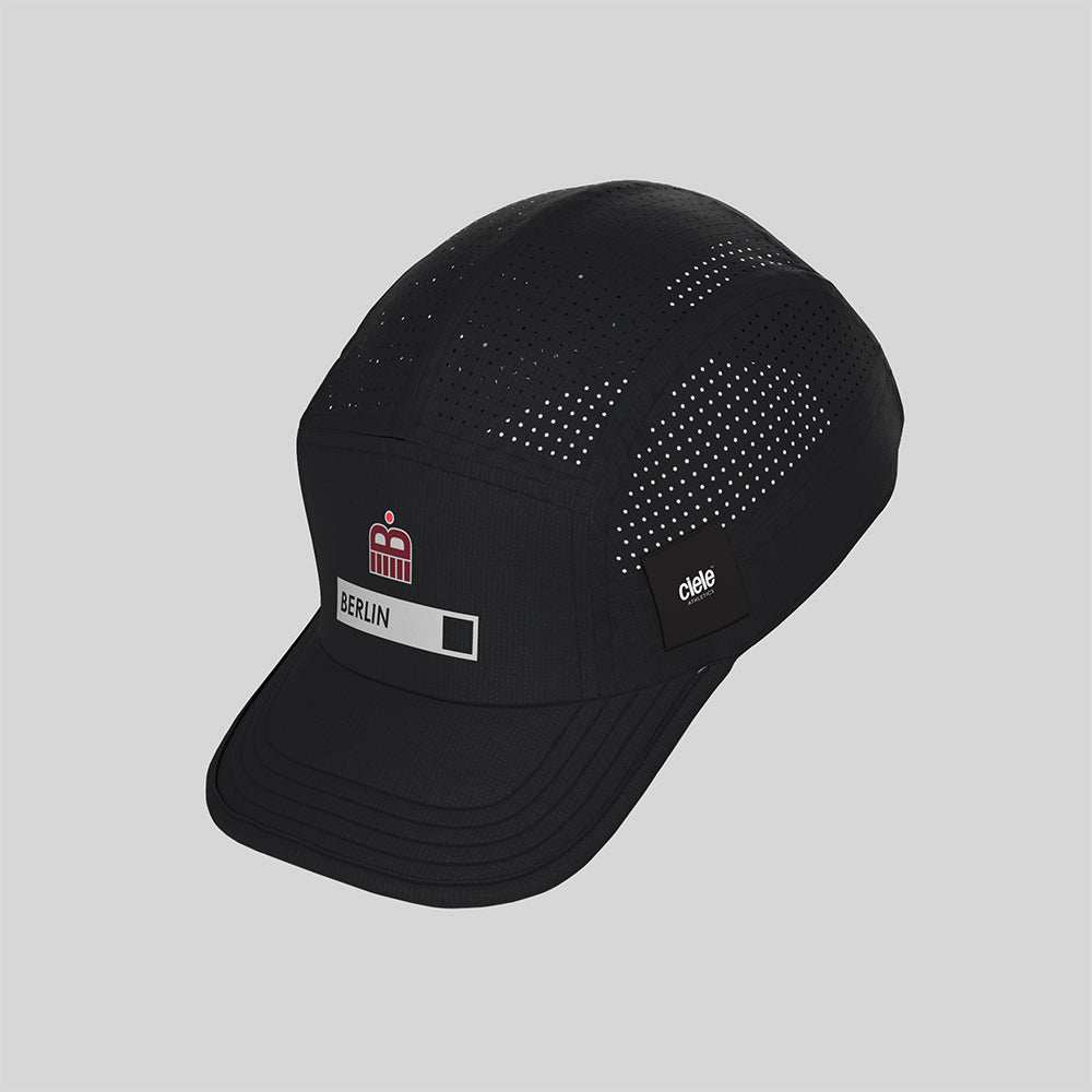 Lightweight black running cap with breathable mesh, reflective details, and curved brim, GOCap SC - Berlin 22.