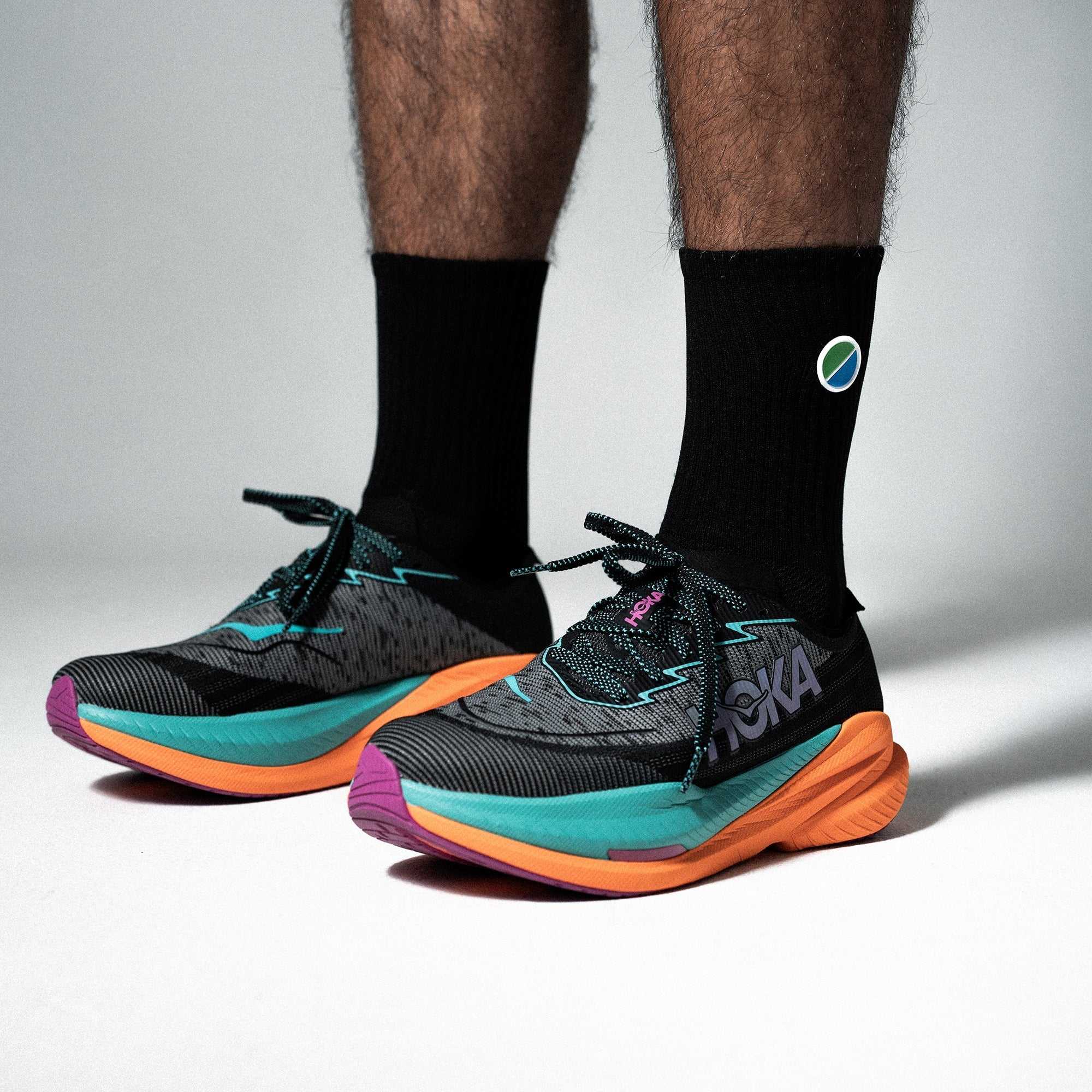 V3 Core Performance Socks Black for running and gym, featuring flexible and breathable fabric.