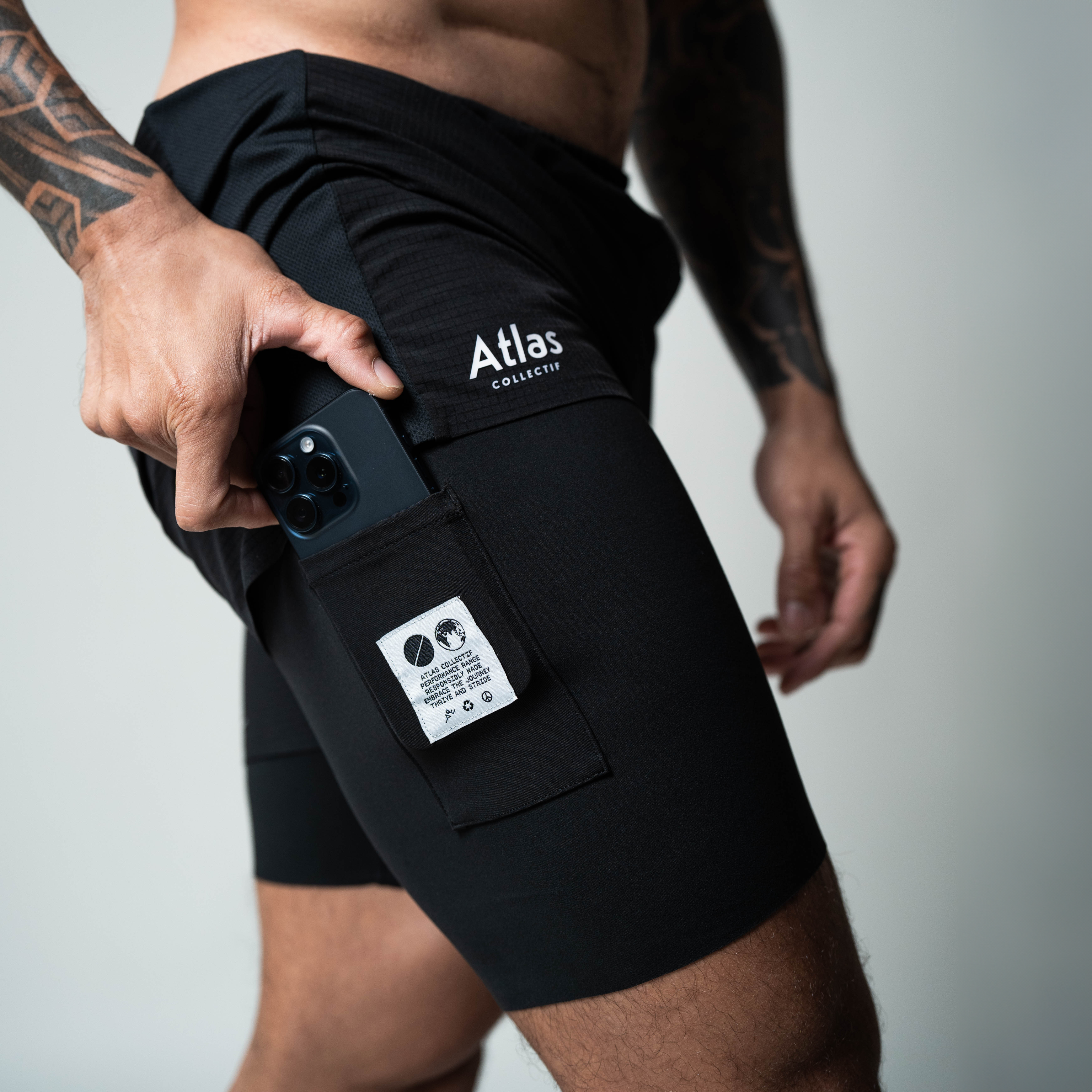 Performance 2 in 1 running shorts, tight fit, black, featuring moisture-wicking and quick-drying properties, phone pocket, recycled materials.