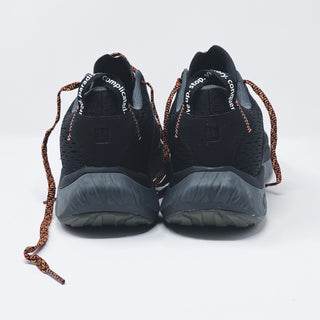 Black running shoes for relaxed performance, ideal for leisurely Sunday runs.