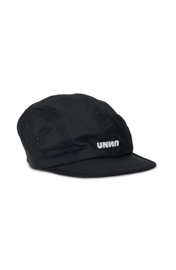 Unisex black running cap in GRS recycled polyester, DWR PFC free, lightweight with UNNA logo.