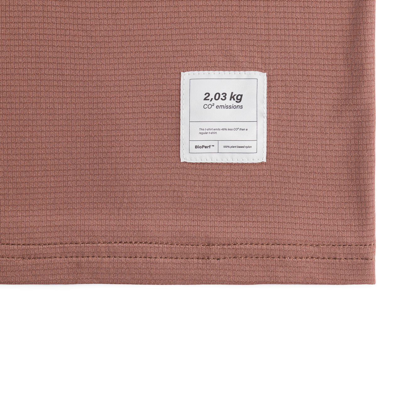 BioPerf™️ Running T-Shirt in terracotta with CO2 emissions label.